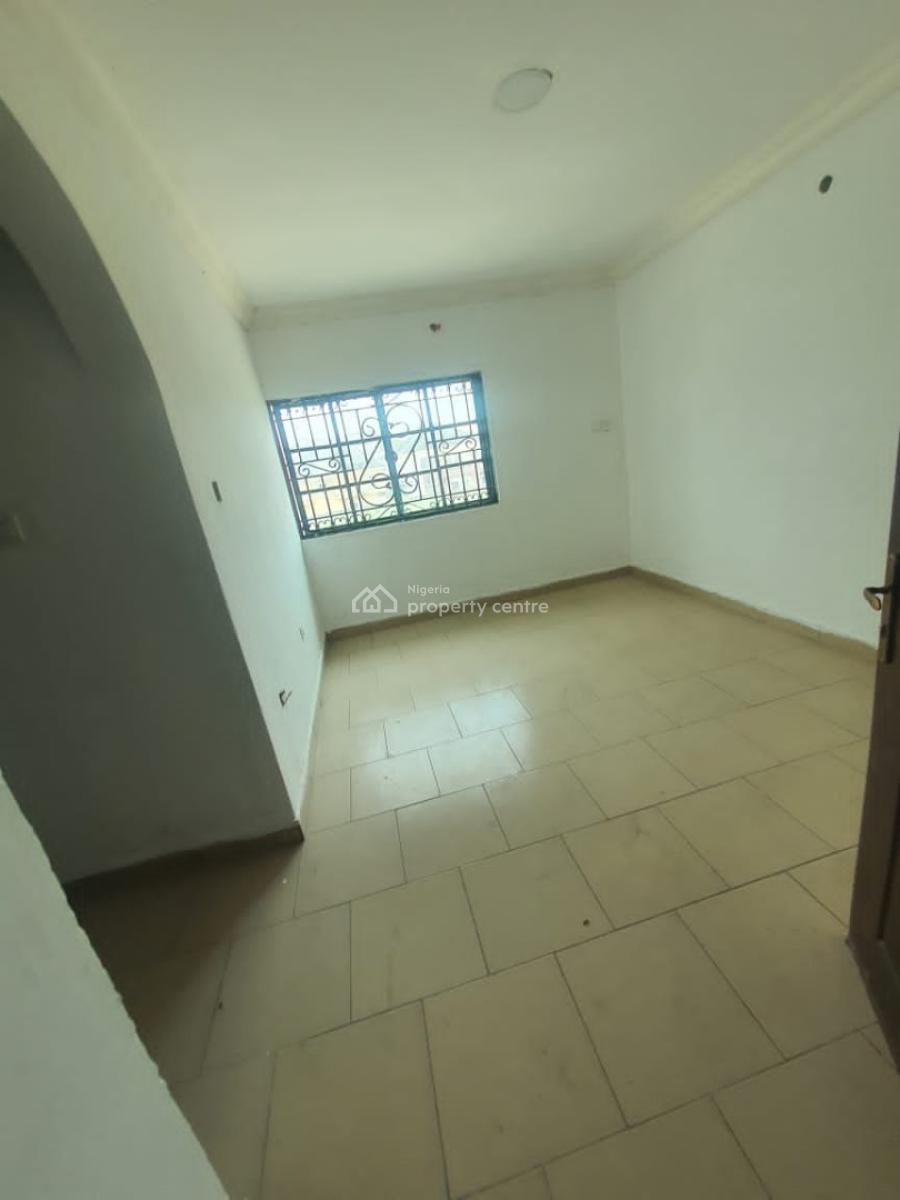 Spacious 2 Bedroom Upstairs with Balcony, Chevron, Lekki, Lagos, Flat / Apartment for Rent