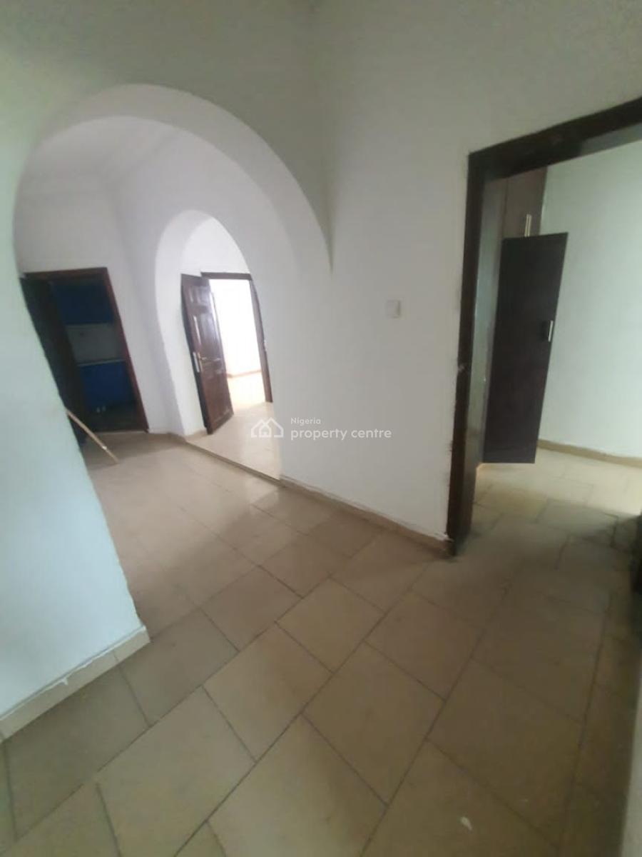 Spacious 2 Bedroom Upstairs with Balcony, Chevron, Lekki, Lagos, Flat / Apartment for Rent