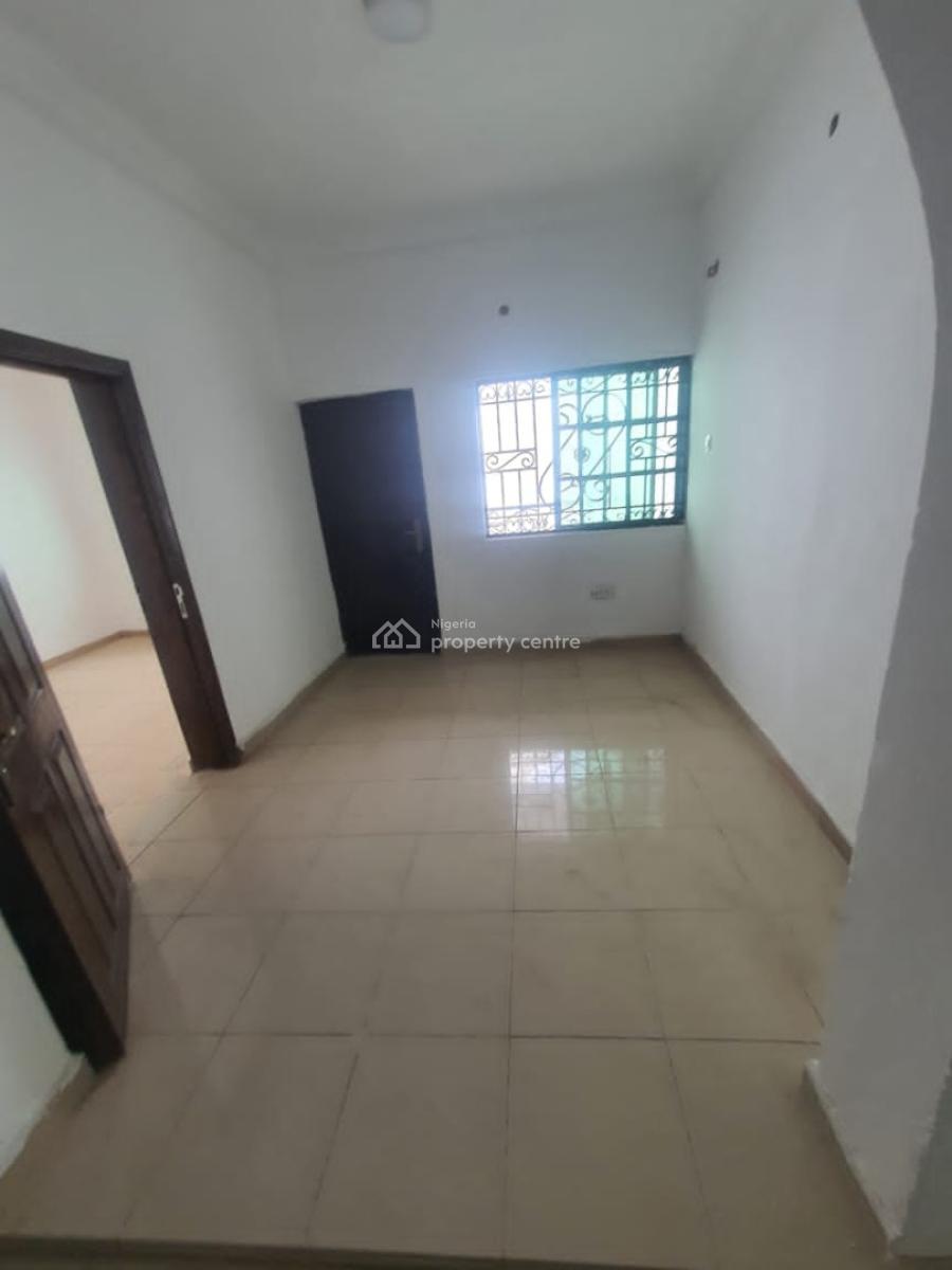 Spacious 2 Bedroom Upstairs with Balcony, Chevron, Lekki, Lagos, Flat / Apartment for Rent