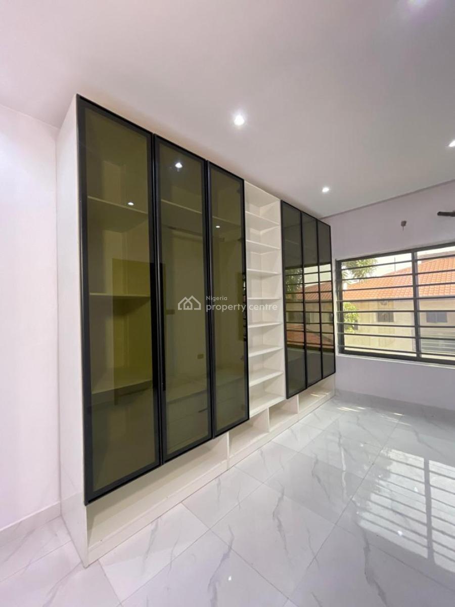 Executive & Spacious 3 Bedroom Apartment with Bq & Elevator, Lekki Phase 1, Lekki, Lagos, Flat / Apartment for Sale