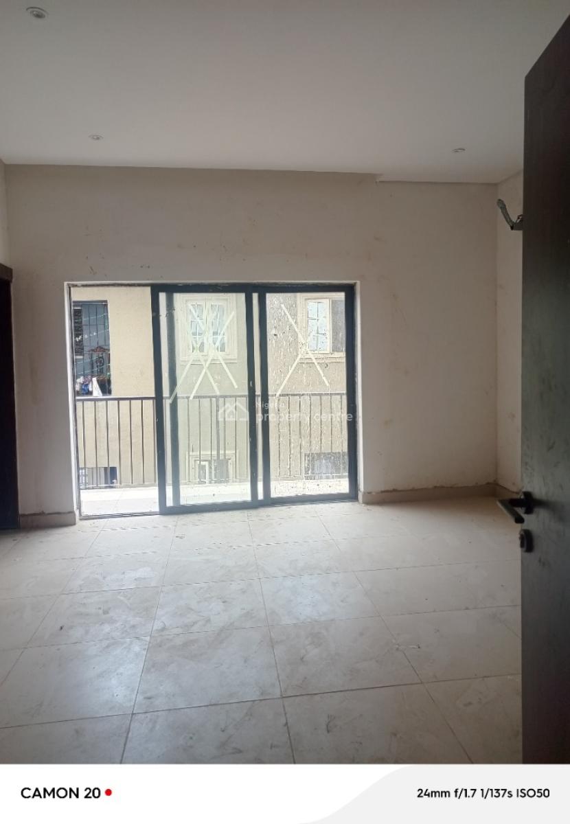 Beautiful Studio Apartment in a Good Neighborhood.  Location : Yaba, Yaba, Lagos, Flat / Apartment for Sale