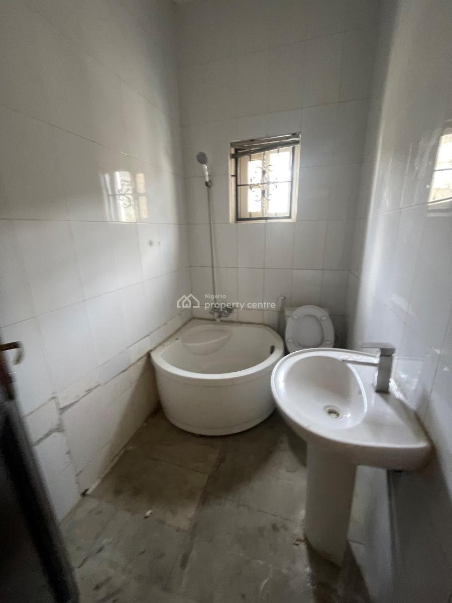3bedrooms Flat Upstairs All Rooms En-suite, Lekki Right By Pinnacle, Lekki Phase 1, Lekki, Lagos, Flat / Apartment for Rent