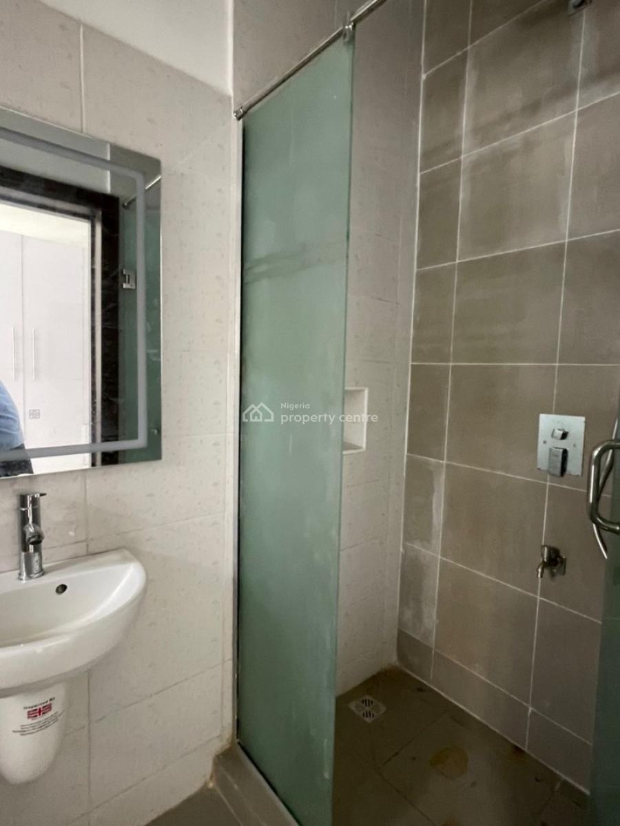 Spacious 3 Bedroom Apartment in Serviced Estate, New Road Lekki Lagos, Lekki, Lagos, Flat / Apartment for Rent