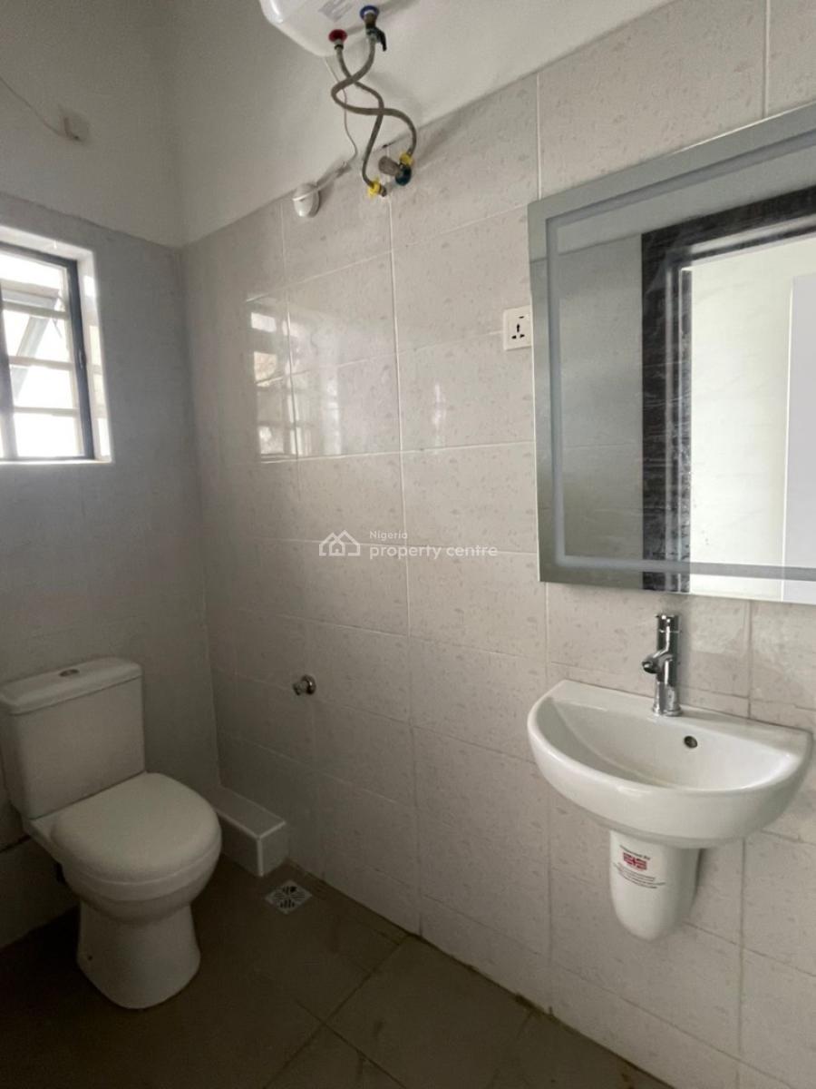 Spacious 3 Bedroom Apartment in Serviced Estate, New Road Lekki Lagos, Lekki, Lagos, Flat / Apartment for Rent