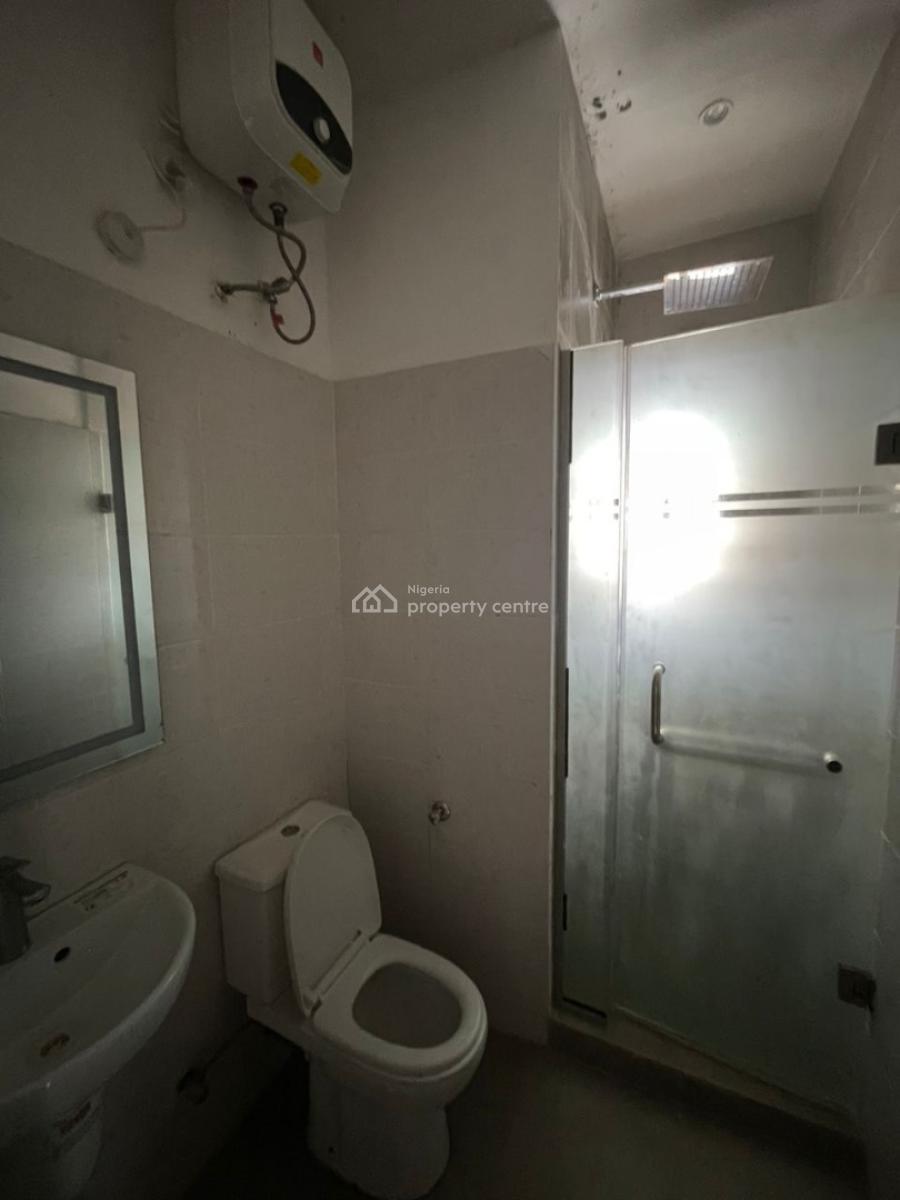 Spacious 3 Bedroom Apartment in Serviced Estate, New Road Lekki Lagos, Lekki, Lagos, Flat / Apartment for Rent