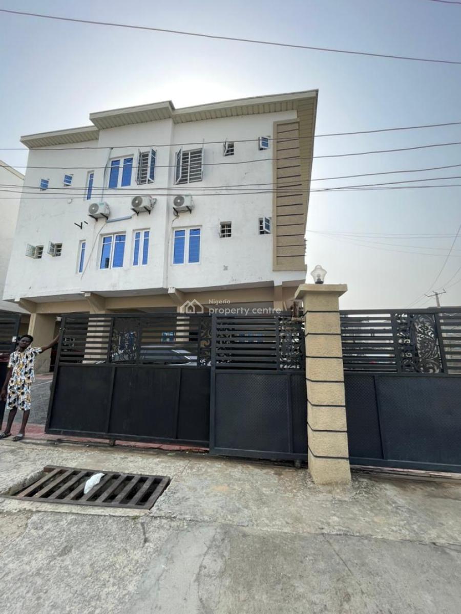 Spacious 3 Bedroom Apartment in Serviced Estate, New Road Lekki Lagos, Lekki, Lagos, Flat / Apartment for Rent