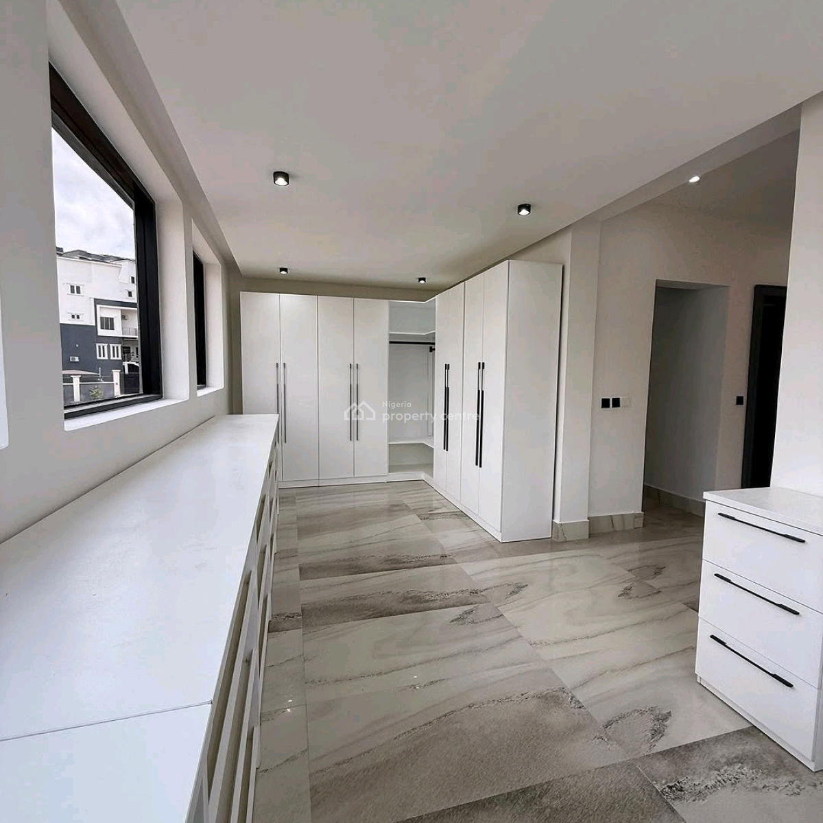 Experience Upscale Living in This Fully Detached 6 Bedrooms Duplex, Guzape District, Abuja, House for Sale