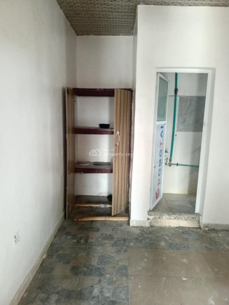 Renovated 2 Bedroom Apartment Upstairs, Mobil Road Ilaje, Ilaje, Ajah, Lagos, Flat / Apartment for Rent
