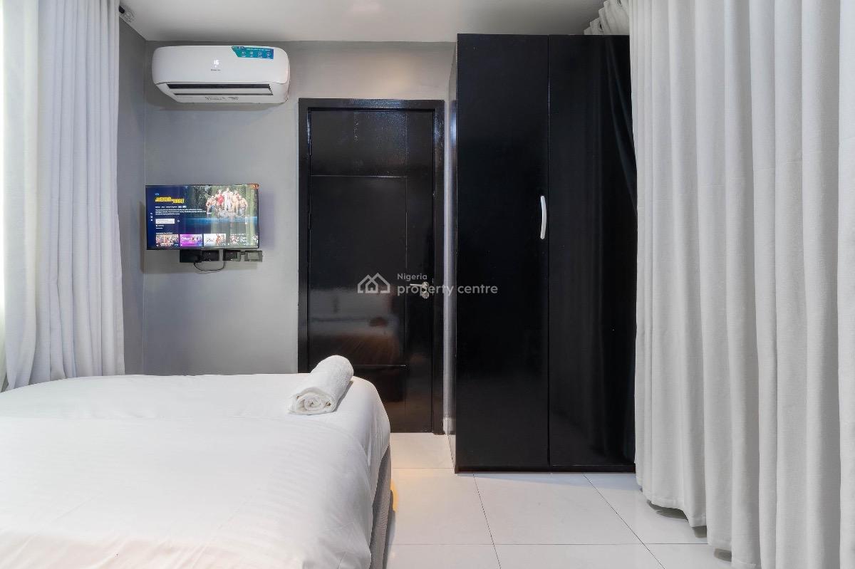 Spacious Cozy2 Bedroom Apartment with Ps 5 , Pool and Gym, Lekki Phase 1, Lekki, Lagos, Flat / Apartment Short Let