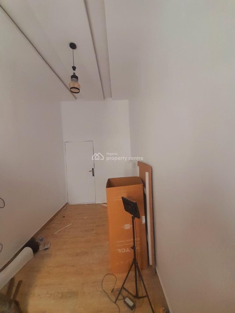 Bq in a Shared Apartment, Off Orchid Road, Lekki, Lagos, Self Contain (single Rooms) for Rent