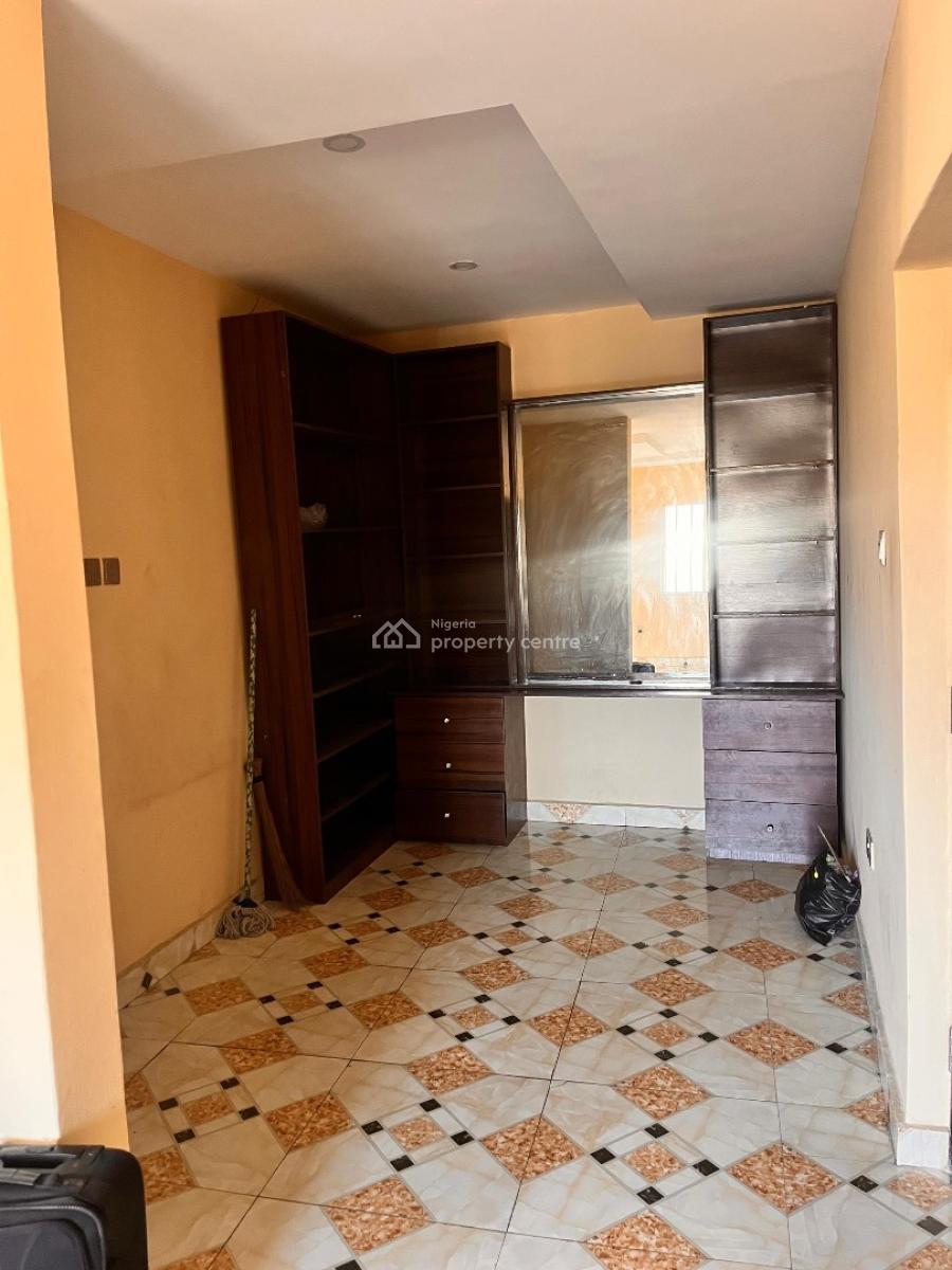 Standard N Massive Shared Apt, Royal Palm Estate Badore, Badore, Ajah, Lagos, Flat / Apartment for Rent