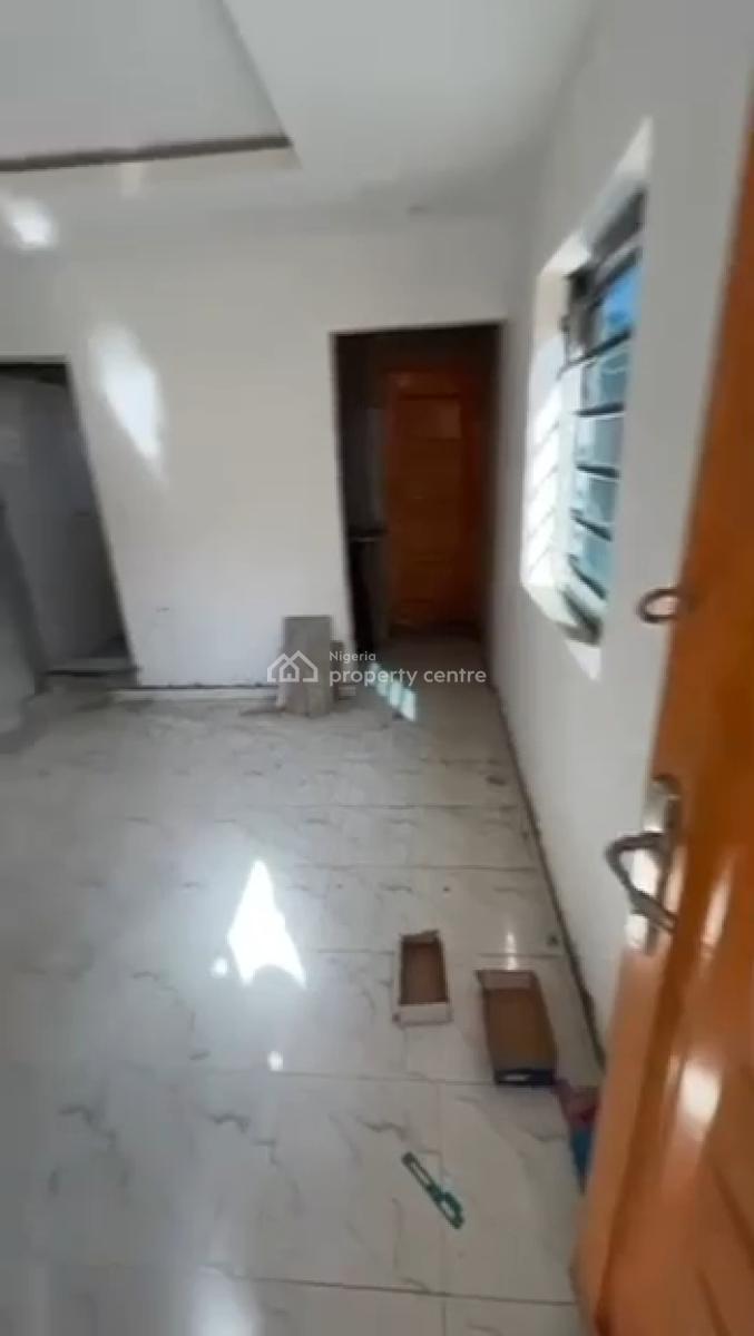 Roomself Contain Upstairs, Pedro Road, Shomolu, Lagos, Flat / Apartment for Rent