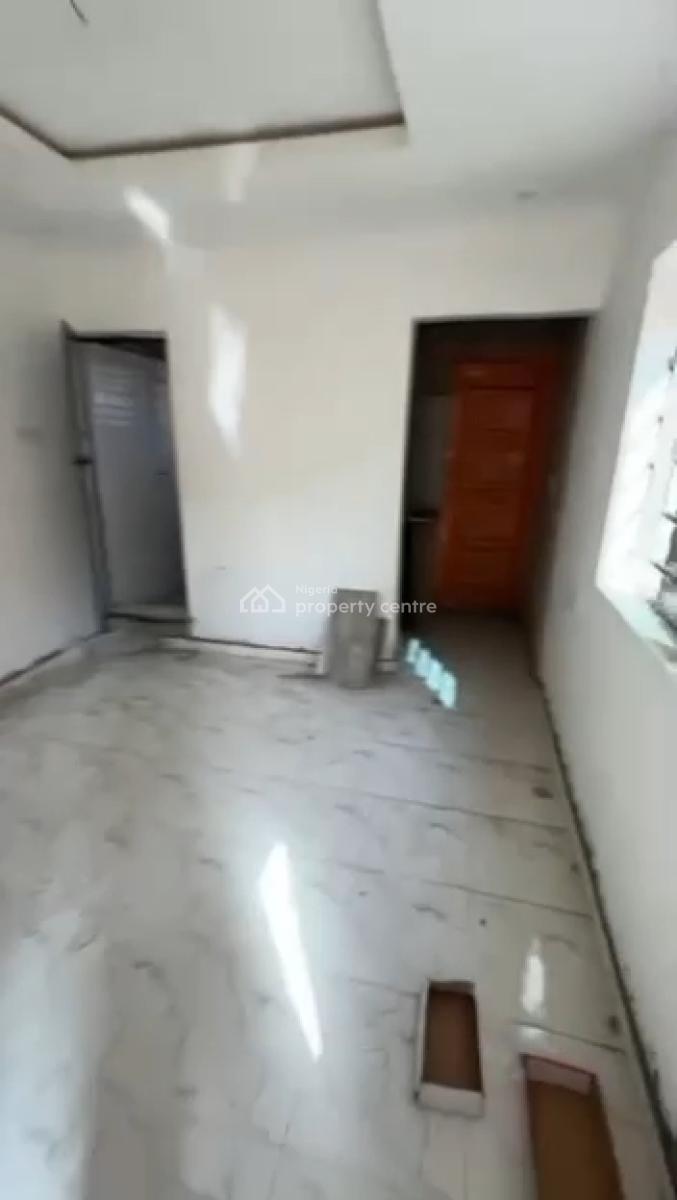 Roomself Contain Upstairs, Pedro Road, Shomolu, Lagos, Flat / Apartment for Rent