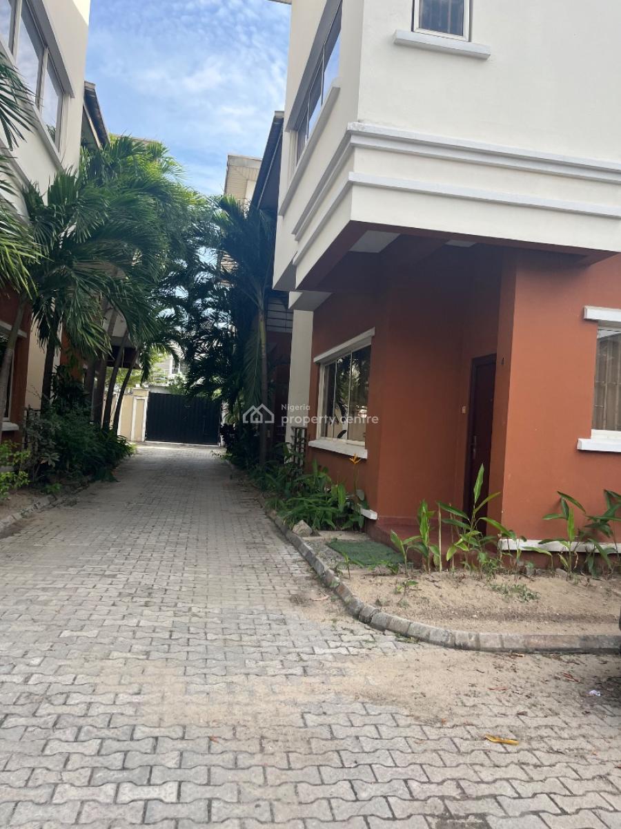 Ensuite  Spacious Bedroom Upstairs with Open Kitchen Plan, Inbetween Agungi & Chevron, Idado, Lekki, Lagos, Self Contain (single Rooms) for Rent