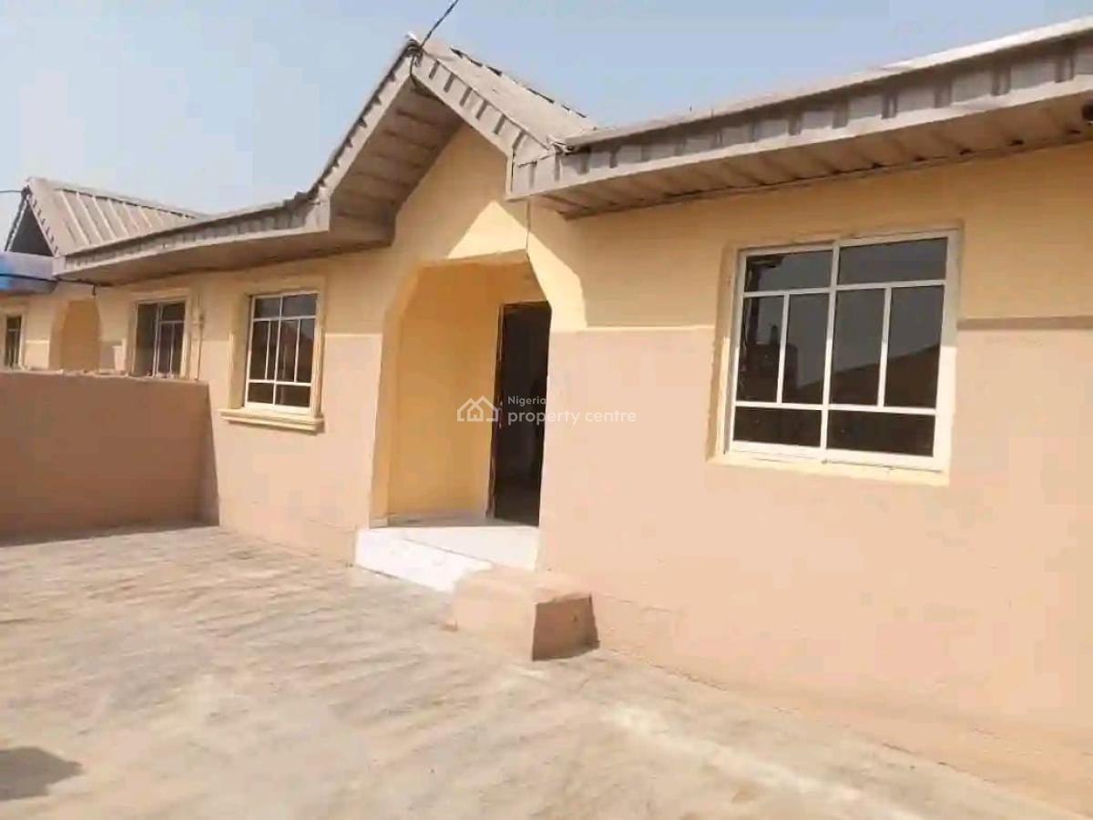 3 Bedroom Ensuite  Bungalow with 4 Toilet, Wemabod Estate, Magboro, Ogun, Detached Bungalow for Sale