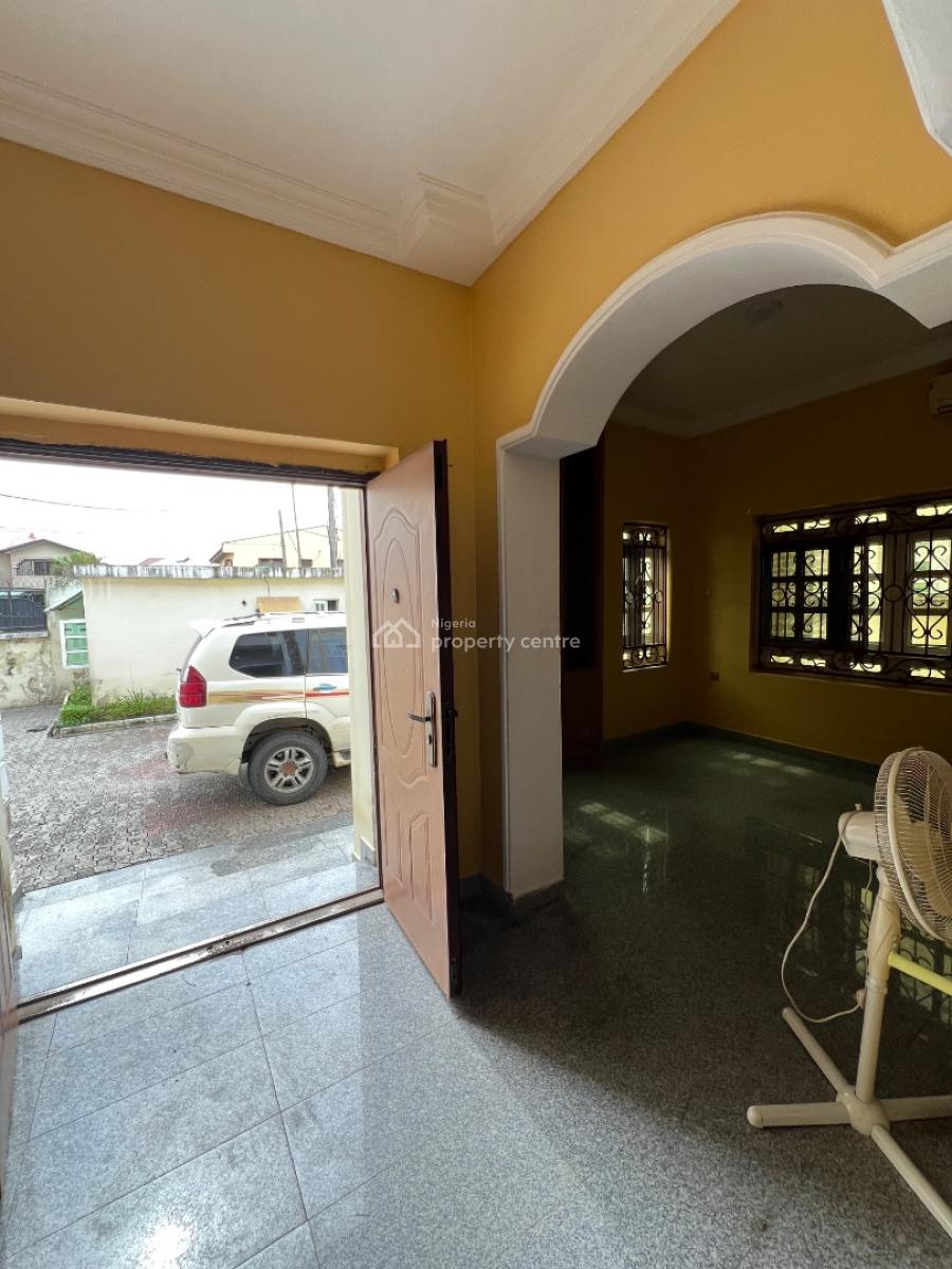 4-bedroom Commercial Space with a Massive Palour at a Remarkable Spot, Lekki Phase 1, Lekki, Lagos, Flat / Apartment for Rent