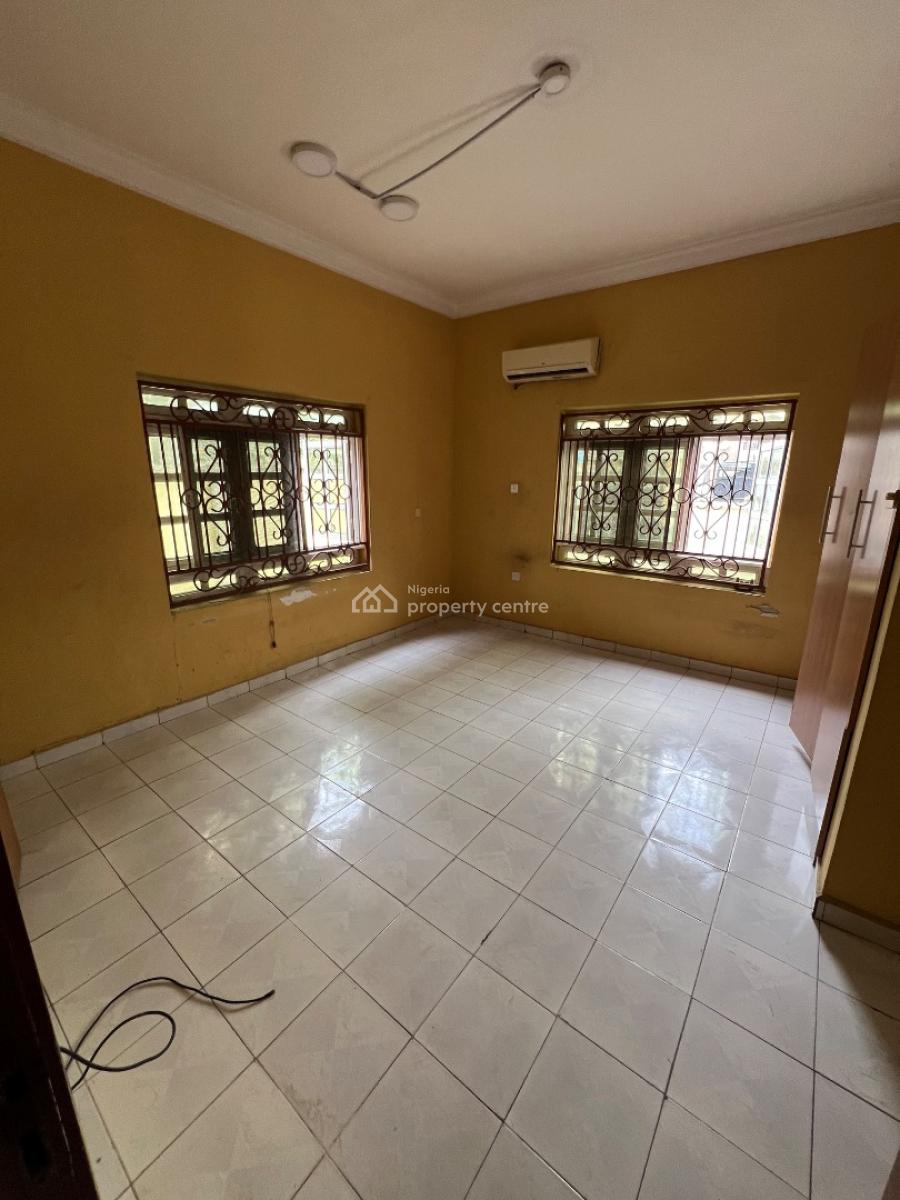 4-bedroom Commercial Space with a Massive Palour at a Remarkable Spot, Lekki Phase 1, Lekki, Lagos, Flat / Apartment for Rent