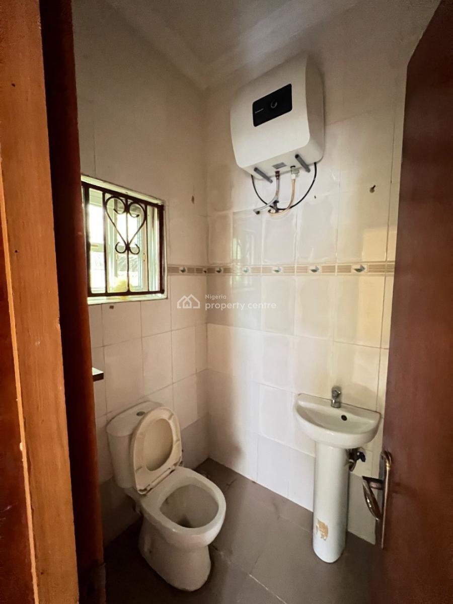 4-bedroom Commercial Space with a Massive Palour at a Remarkable Spot, Lekki Phase 1, Lekki, Lagos, Flat / Apartment for Rent