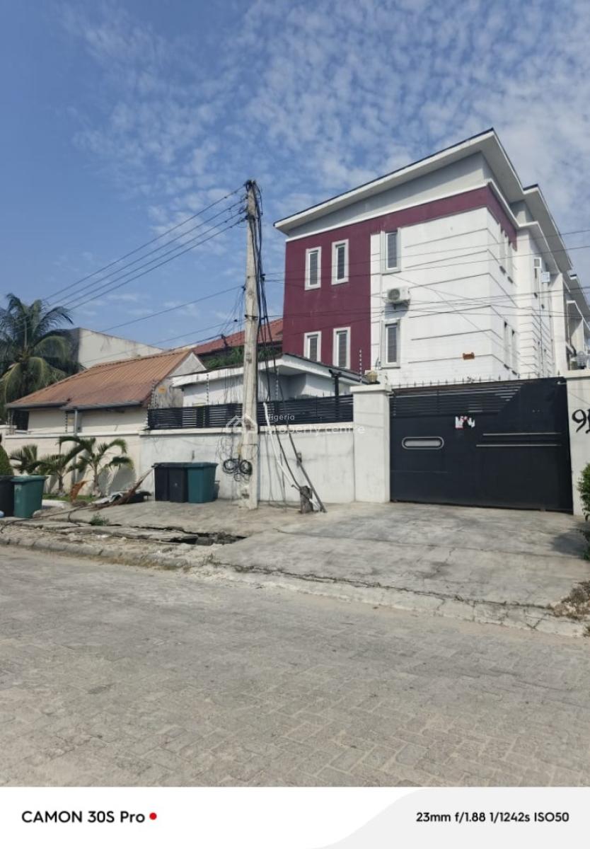 for a House for Sell, Its 6 Units , 4. 2bedroom and 2. Mini Flats for, Lekki Phase 1, Lekki, Lagos, Block of Flats for Sale