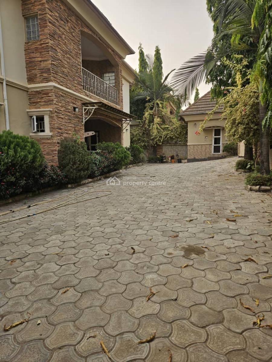 6 Bedrooms Detached Duplex, 6th Street, Gwarinpa, Abuja, Detached Duplex for Sale