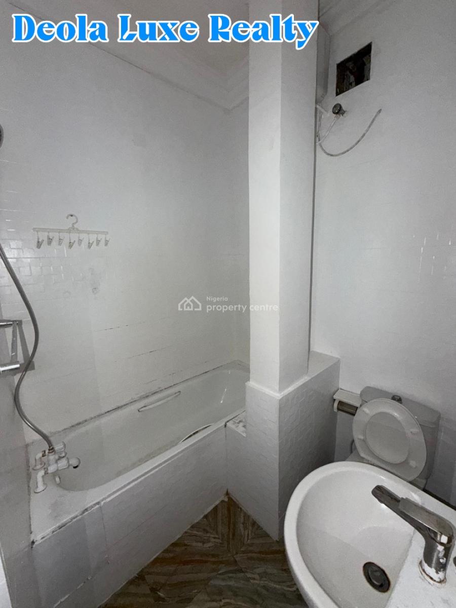 a Nice and Spacious 3 Bedroom Apartment, Off Admiralty Way, Lekki Phase 1, Lekki, Lagos, Flat / Apartment for Rent