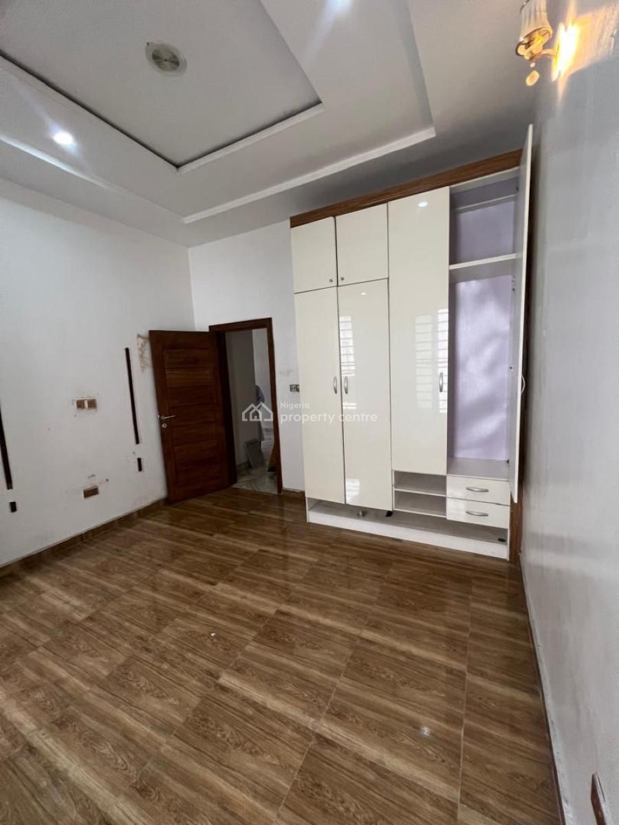 Spacious Room in a Shared Apartment Upstairs, Chevron, Lekki, Lagos, Flat / Apartment for Rent