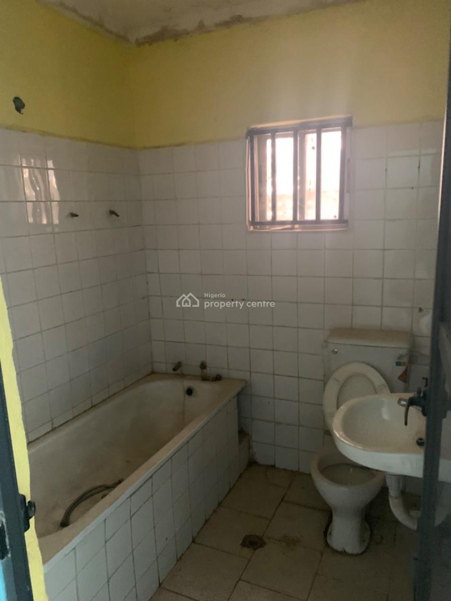 Spacious 2 Bedroom Flat on The Second Floor, Wuse 2, Abuja, Flat / Apartment for Rent