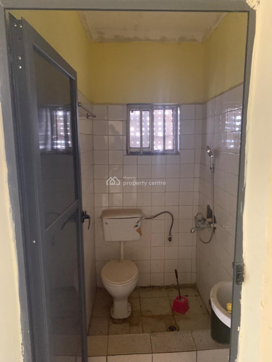 Spacious 2 Bedroom Flat on The Second Floor, Wuse 2, Abuja, Flat / Apartment for Rent