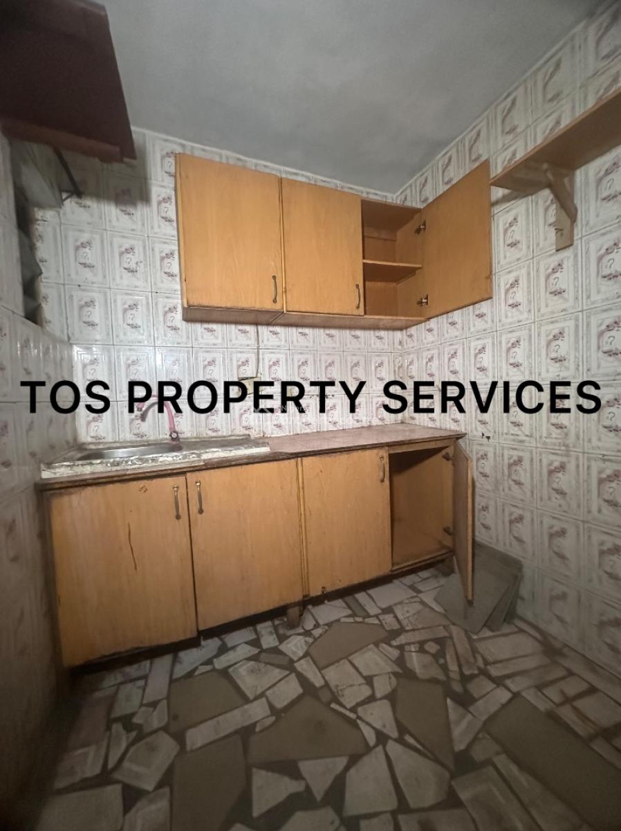 2 Bedroom Apartment ( Upstairs), Bornoway/olonode Street, Alagomeji, Yaba, Lagos, Flat / Apartment for Rent