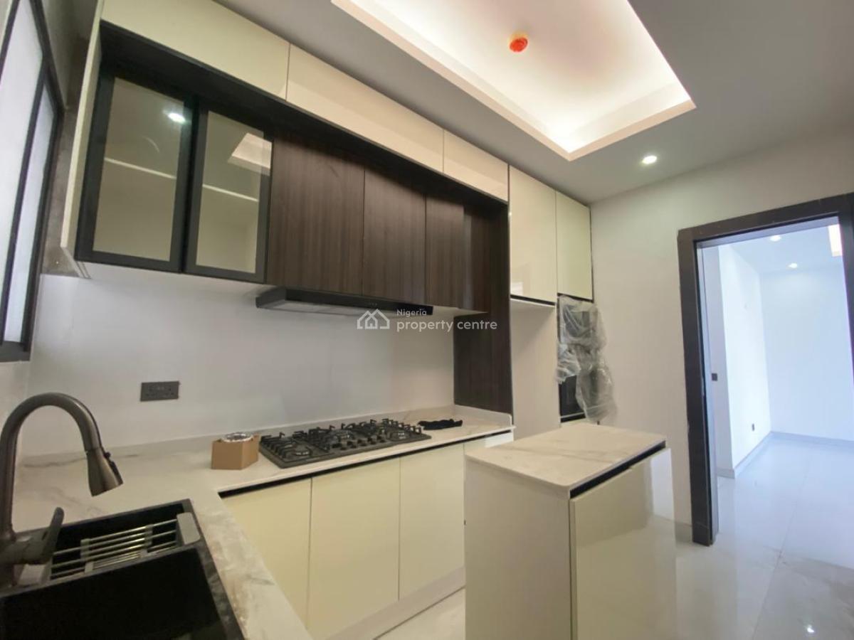 Spacious 2 Bedrooms Apartment, Lekki Phase 1, Lekki, Lagos, Flat / Apartment for Sale