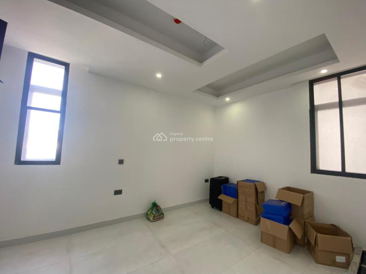 Spacious 2 Bedrooms Apartment, Lekki Phase 1, Lekki, Lagos, Flat / Apartment for Sale