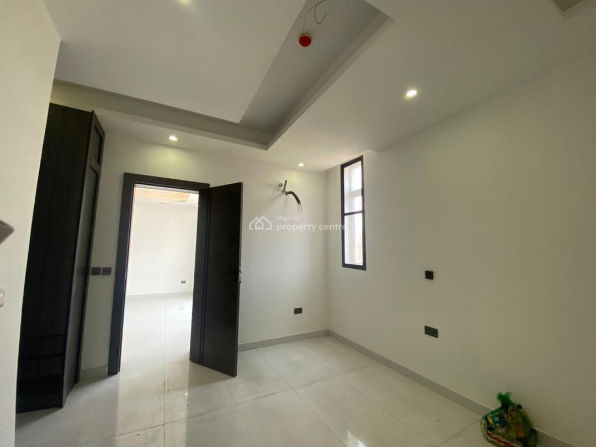 Spacious 2 Bedrooms Apartment, Lekki Phase 1, Lekki, Lagos, Flat / Apartment for Sale