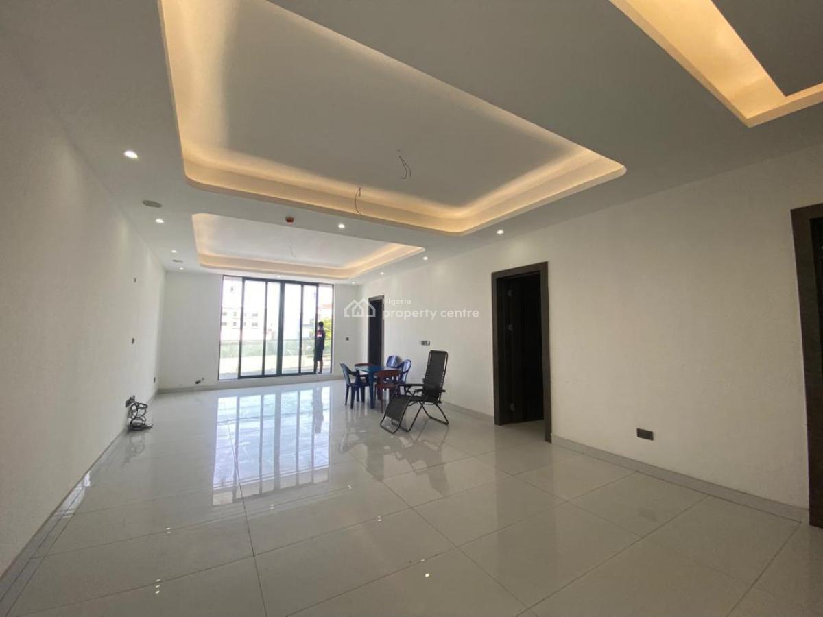 Spacious 2 Bedrooms Apartment, Lekki Phase 1, Lekki, Lagos, Flat / Apartment for Sale