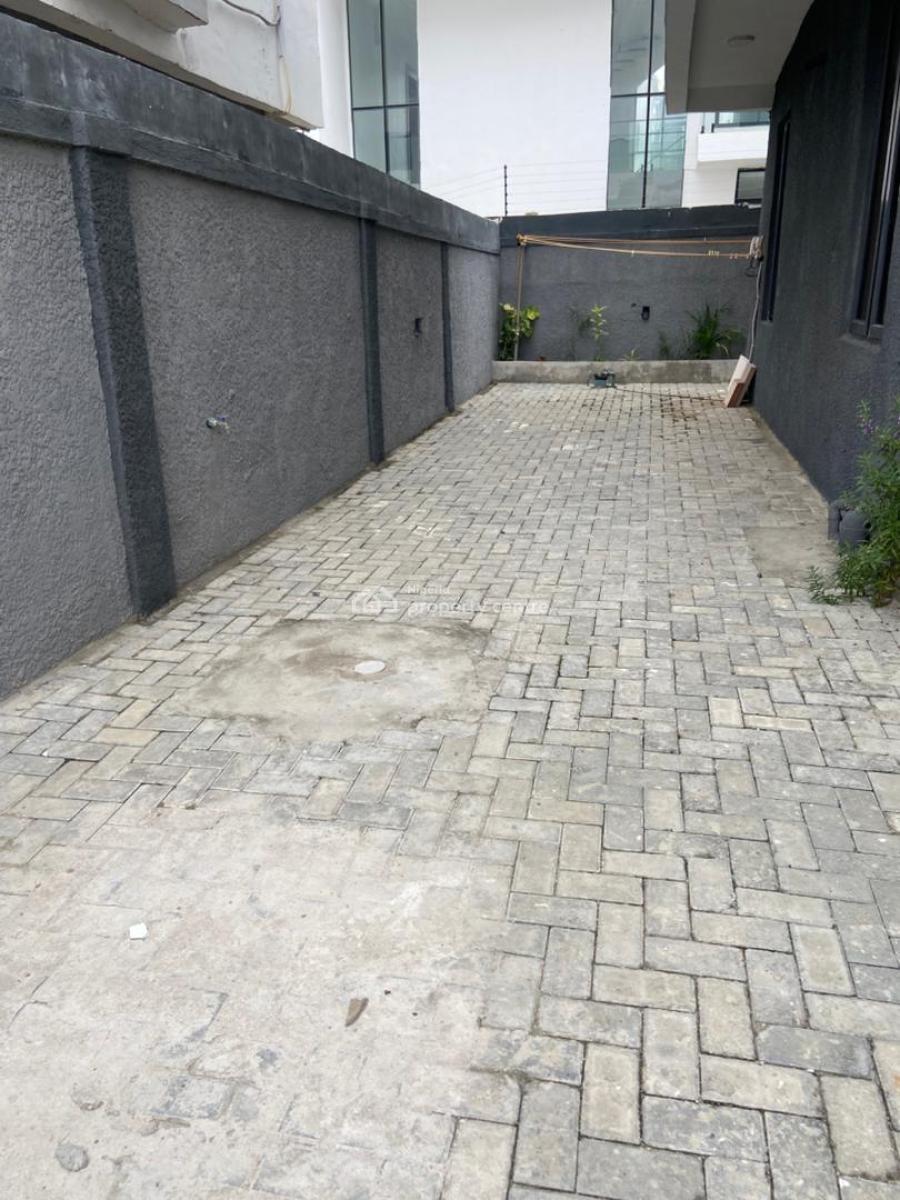 One Bedroom in a 5 Bedrooms Shared Apartment, Atlantic View Estate Alpha Beach Road, Lekki, Lagos, Semi-detached Duplex for Rent