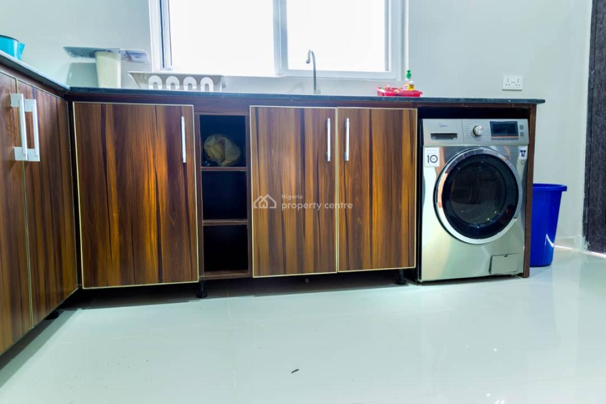 Fully Furnished and Serviced Luxury 3 Bedrooms Apartment Upstairs, Spar Road Ikate, Lekki, Lagos, Flat / Apartment for Rent