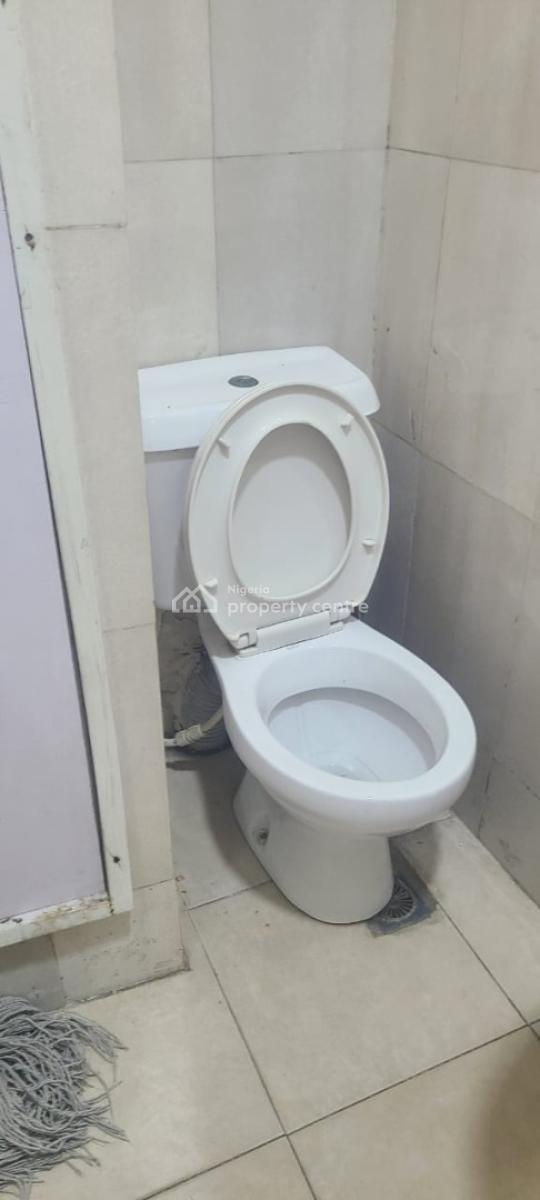 Lovely One Room Bq with Ample Space for Urgent Take, Bourdillon Court Estate, Chevron Drive, Lekki, Lekki, Lagos, Self Contain (single Rooms) for Rent