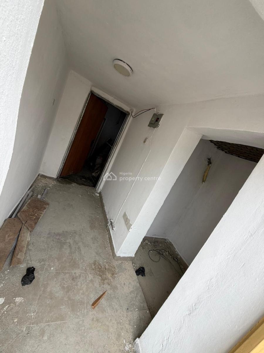 a Small Commercial Space Facing a Busy Road, Lekki Phase 1, Lekki, Lagos, Shop for Rent