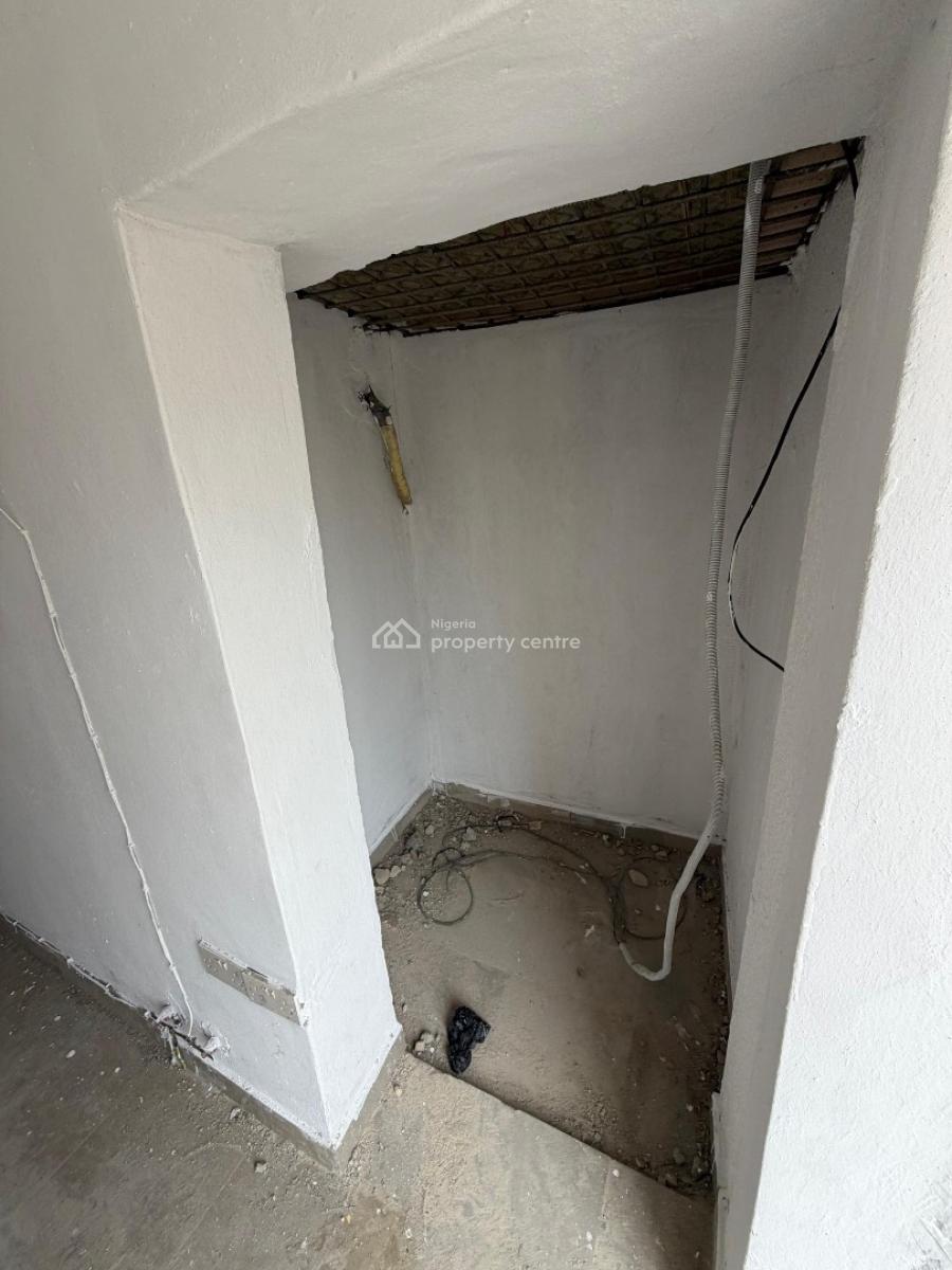 a Small Commercial Space Facing a Busy Road, Lekki Phase 1, Lekki, Lagos, Shop for Rent