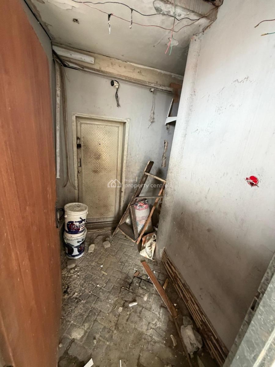 a Small Commercial Space Facing a Busy Road, Lekki Phase 1, Lekki, Lagos, Shop for Rent