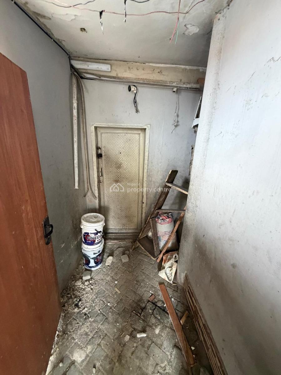 a Small Commercial Space Facing a Busy Road, Lekki Phase 1, Lekki, Lagos, Shop for Rent