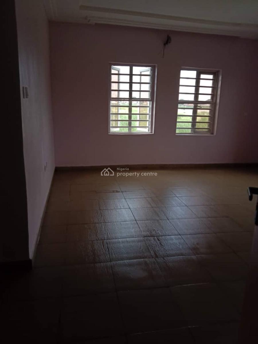 a Spacious 3bedrooms Flat...(upstairs), Cooperative Road Badore, Ajah, Lagos, Flat / Apartment for Rent