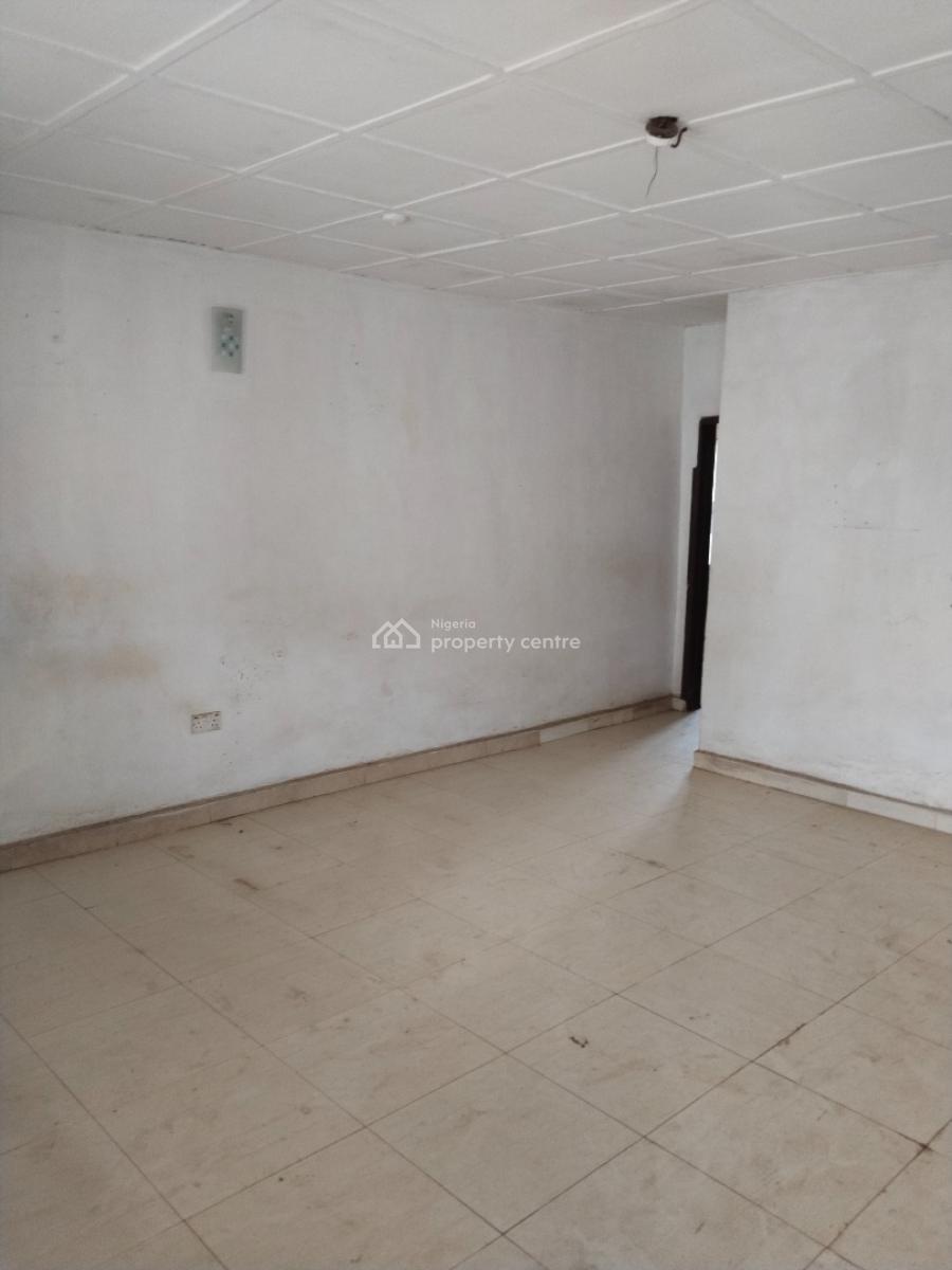 Very Neat 3 Bedroom Flat with Master Bedroom and Visitors Toilet, Oreyo Off Igbe Road, Igbogbo, Ikorodu, Lagos, Flat / Apartment for Rent
