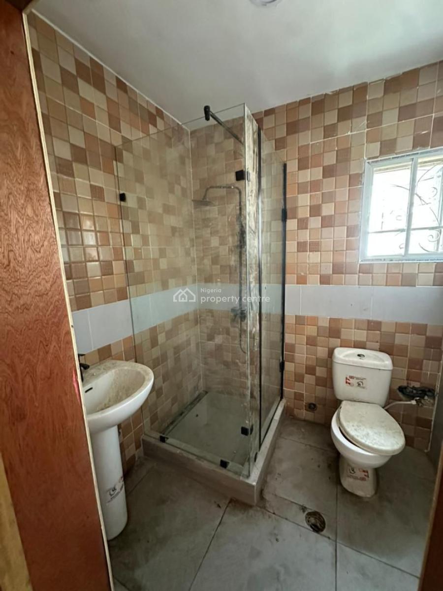 3 Bedroom Flat Upstairs, Osapa, Lekki, Lagos, Flat / Apartment for Rent