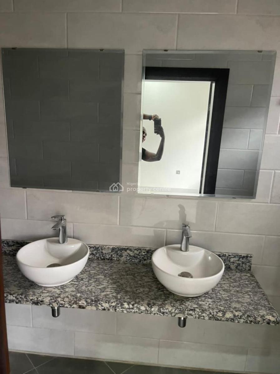 Luxurious and Smart Service 3 Bedroom Flat Upstairs with a Room Bq, Off Admiralty, Lekki Phase 1, Lekki, Lagos, Flat / Apartment for Rent