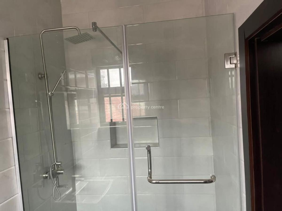 Luxurious and Smart Service 3 Bedroom Flat Upstairs with a Room Bq, Off Admiralty, Lekki Phase 1, Lekki, Lagos, Flat / Apartment for Rent