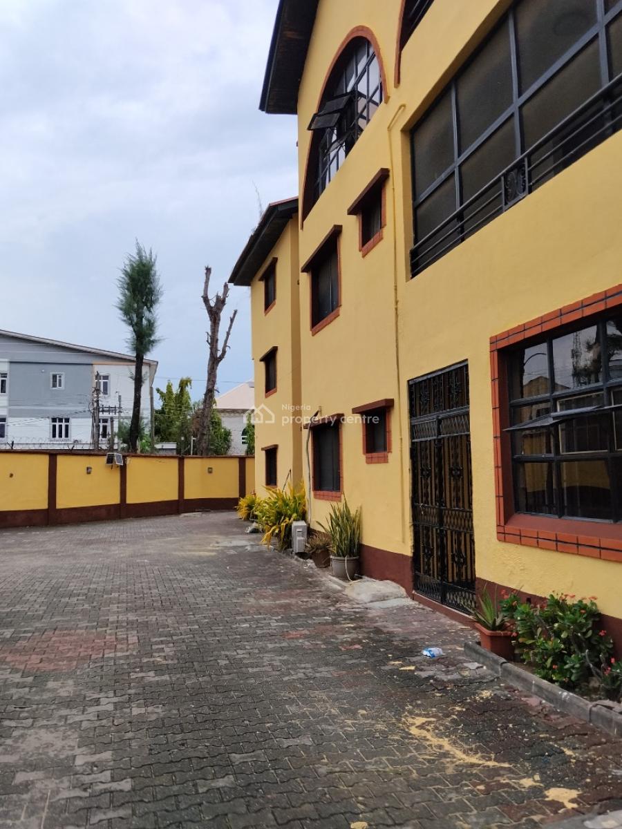 Three Bedroom Flat, Lekki Phase 1, Lekki, Lagos, Flat / Apartment for Rent