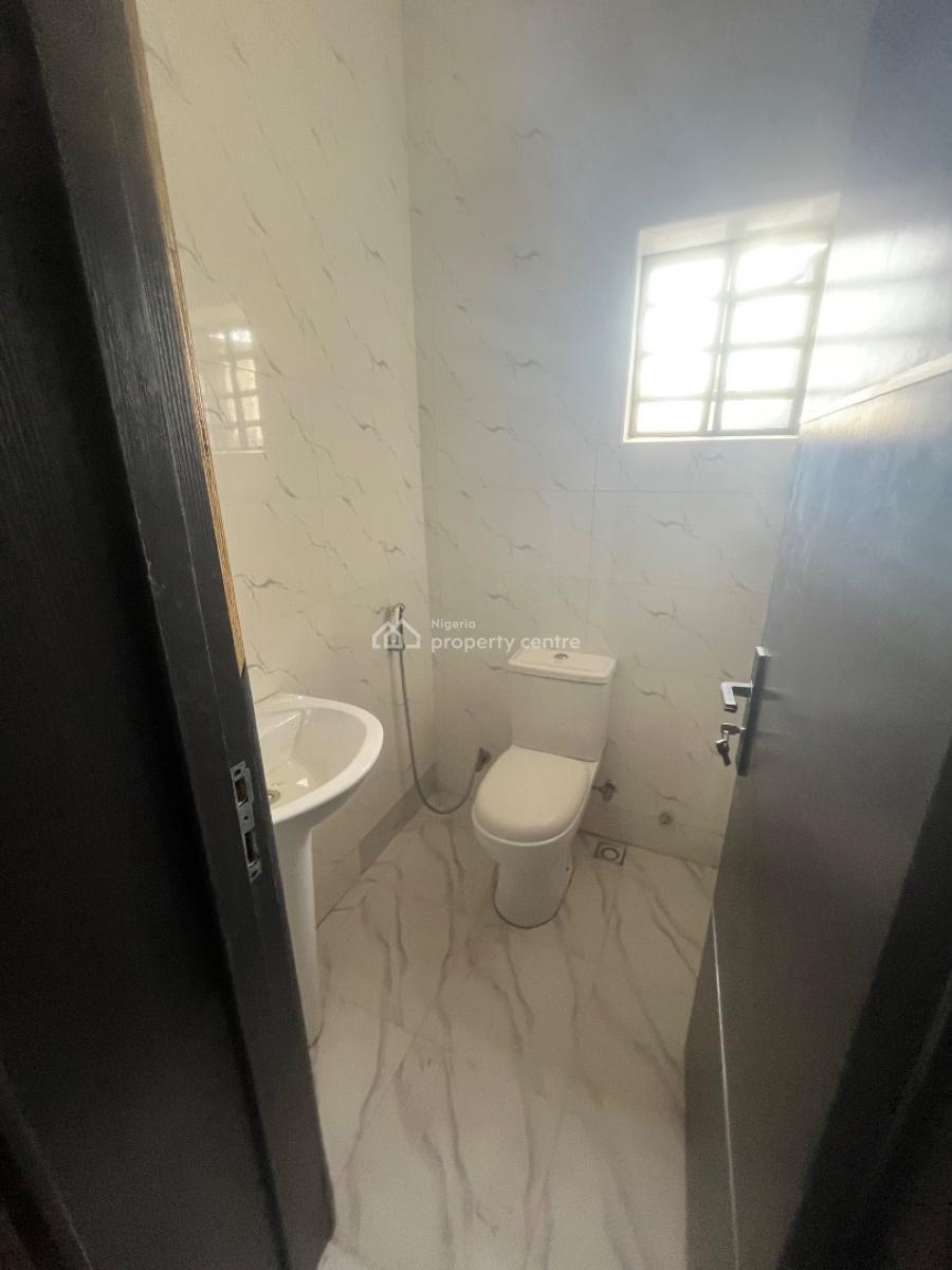 Luxury 2 Bedroom Flat Upstairs, Mobil Road Ilaje, Ajah, Lagos, Flat / Apartment for Rent