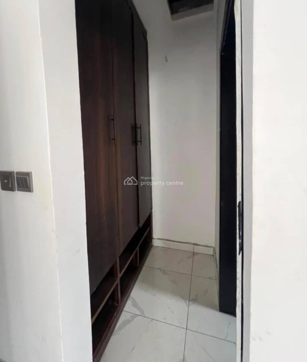 Fully Service 2bedroom Flat Upstairs with Fitted Kitchen with Amenitie, Ologolo, Lekki, Lagos, Flat / Apartment for Rent