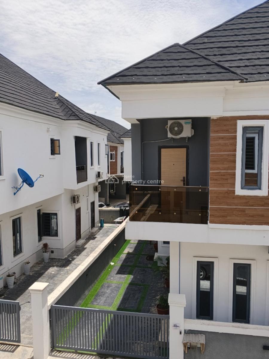 Distress 4bedroom Semi Detached Duplex with Bq, Vgc, Lekki, Lagos, Semi-detached Duplex for Sale