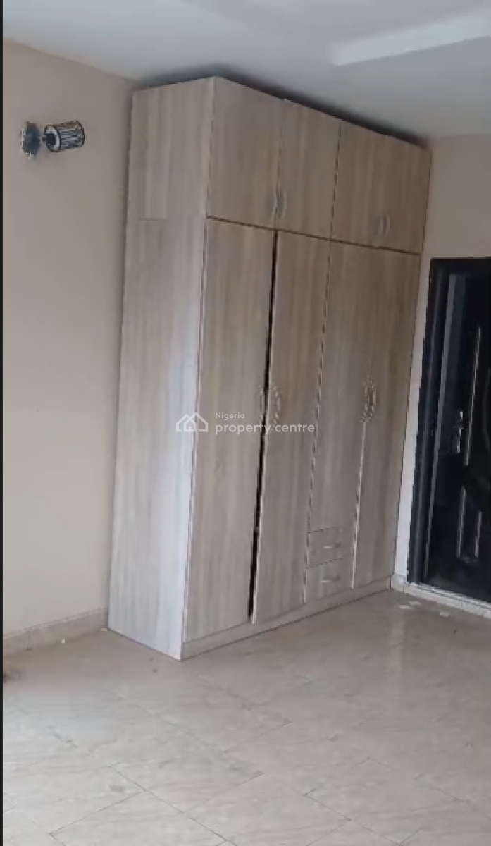 Executive Room Upstairs, Lekki Scheme 2 Estate, Abraham Adesanya, Lekki Phase 2, Lekki, Lagos, Flat / Apartment for Rent